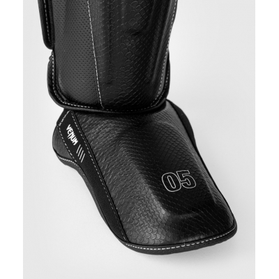 Venum Impact Evo Scales Shinguards Schwarz