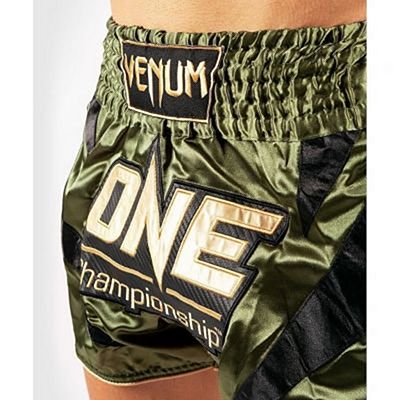 Venum X ONE FC Muay Thai Shorts Verde-Oro