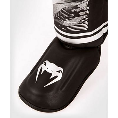 Venum YKZ21 Shinguards Negro-Negro