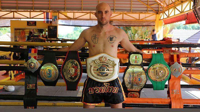 Carlos Coello cinturones campeon Muay Thai