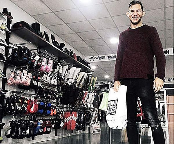 Luke Barnatt de compras en Roninwear