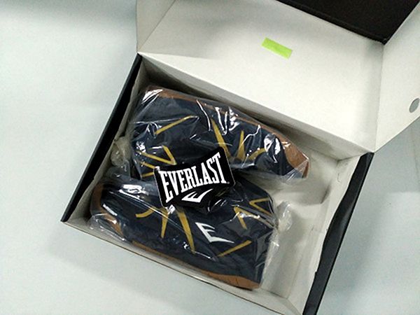 Box open of boxing boots Everlast PIVT with free sticker