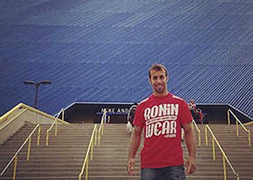 Sergio Calderon en la entrada a la piramide de Long Beach