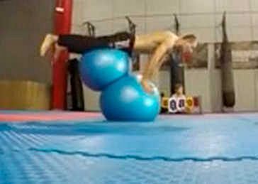 Slava Morgun equilibrio sobre Fitball