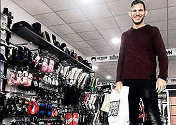 Luke Barnatt de compras en Roninwear